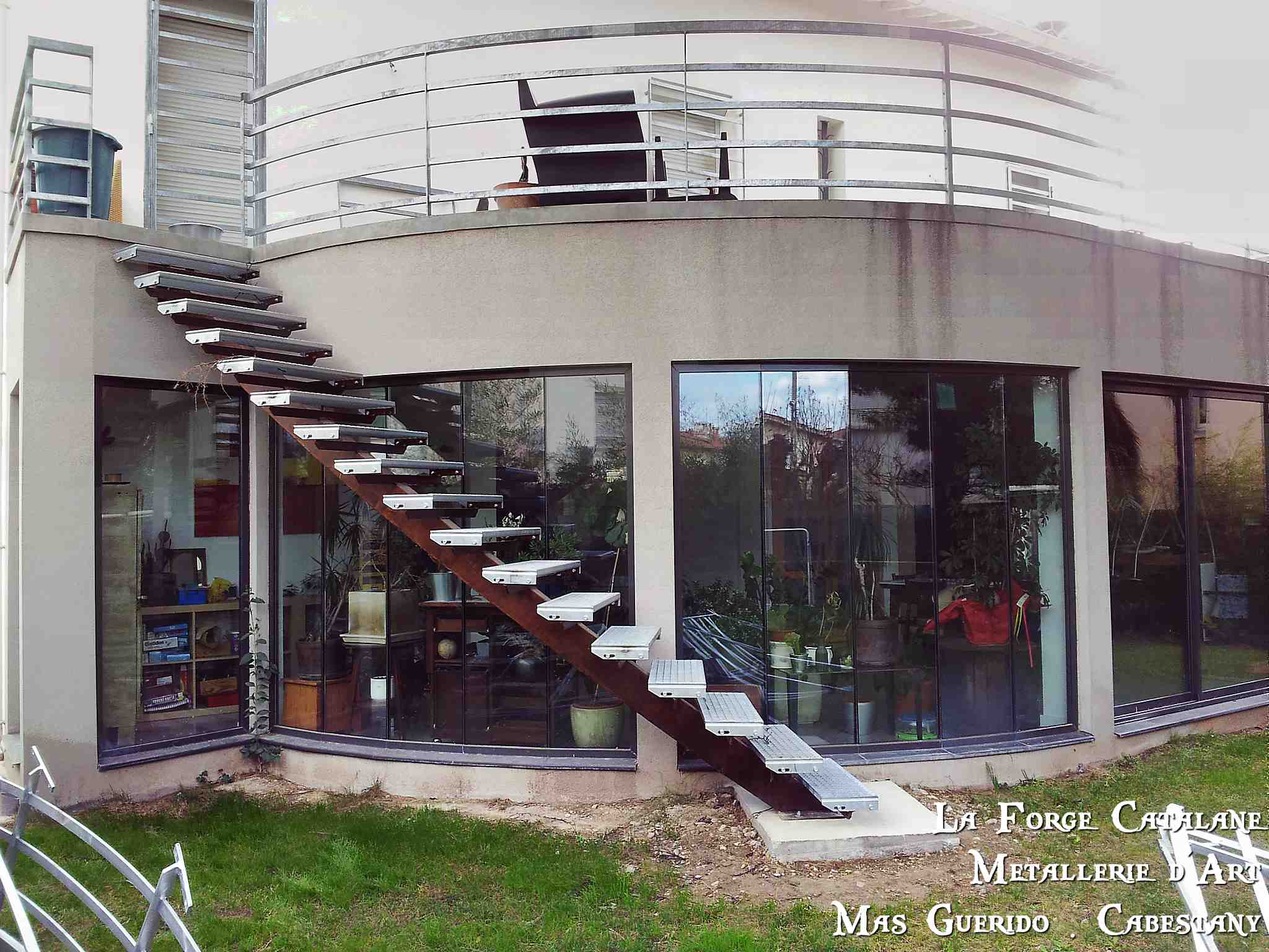 Escalier limon central cintre reconstitue marches caillebotis 3 forge catalane.jpg